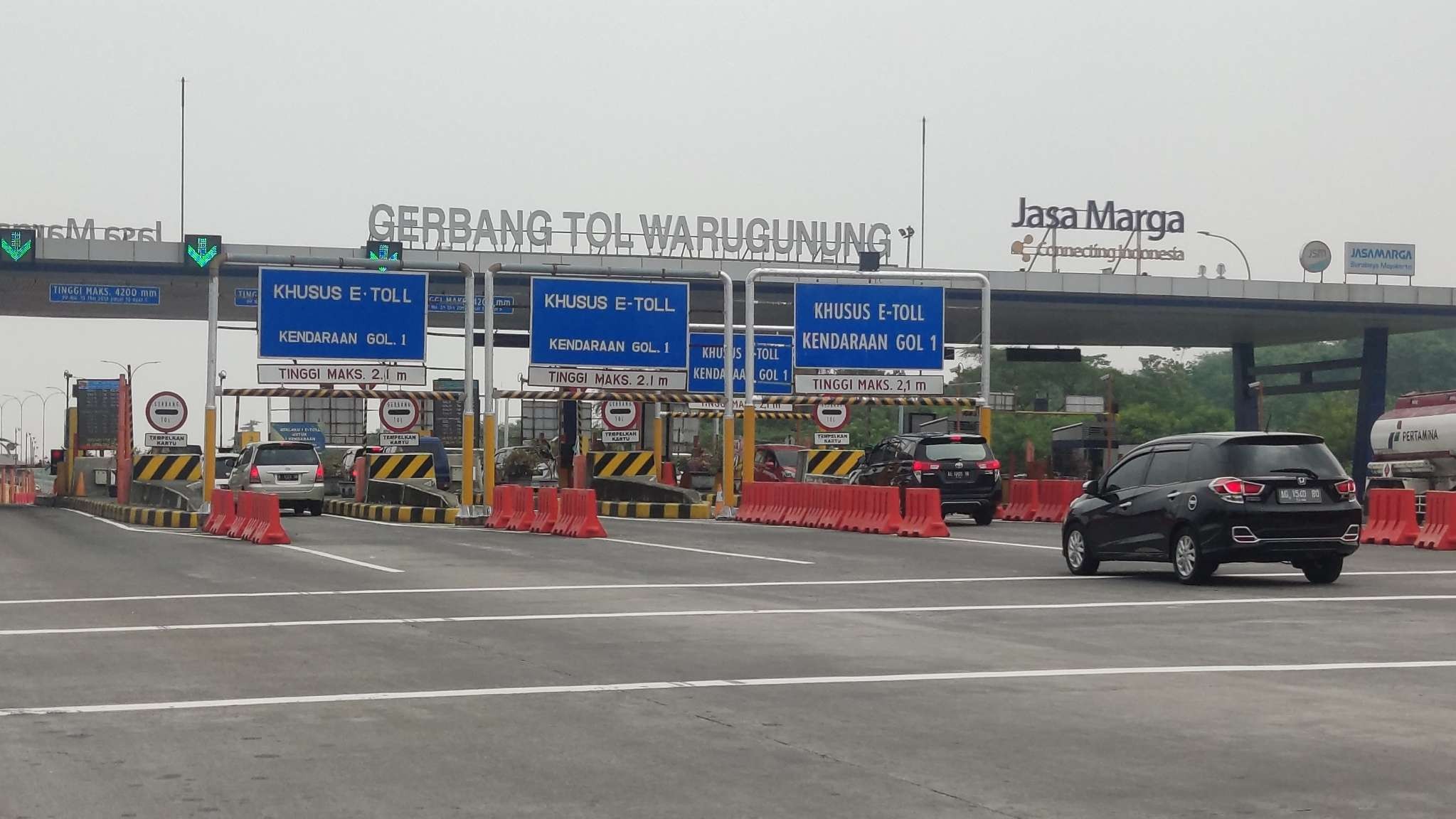 Ilustrasi suasana arus mudik di gerbang tol Warugunung, Surabaya. (Foto: Fariz Yarbo/Ngopibareng.id)