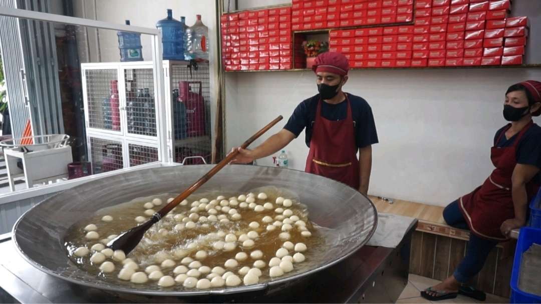 Proses penggorengan onde-onde Bo Liem.(Foto: Deni Lukmantara/Ngopibareng.id)