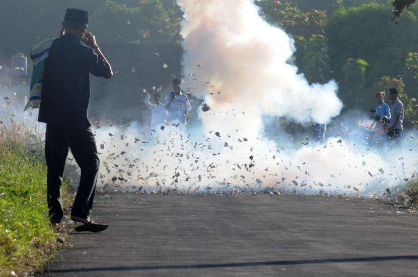 Pemkot Surabaya melarang warganya untuk menyalakan petasan saat malam takbiran. (Foto: ilustrasi)