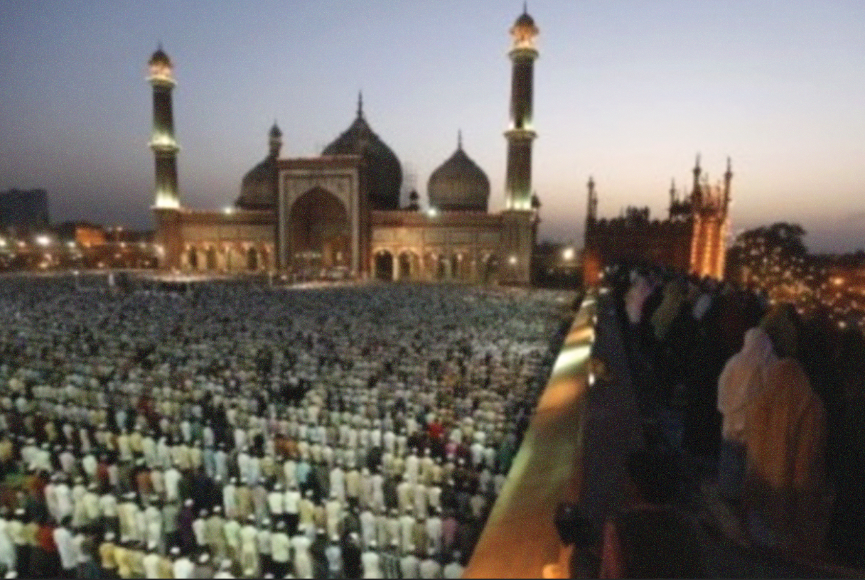 Salat di Masjid Jama, kota Delhi, India. Masjid yang selalu diluberi jamaah. (Foto: Travellers)