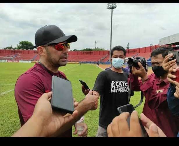 Pelatih Persik Kediri Javier Roca. (Foto: Fendhy Plesmana/Ngopibareng.id)