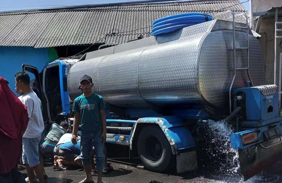 Truk tangki air menabrak rumah.(Foto kiriman relawan)