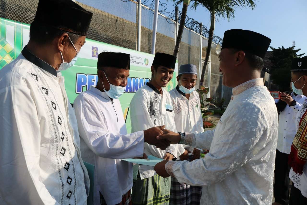 Kepala Lapas Banyuwangi menyampaikan Surat Keputusan Remisi kepada perwakilan warga binaan Lapas Banyuwangi. (Foto: Istimewa)