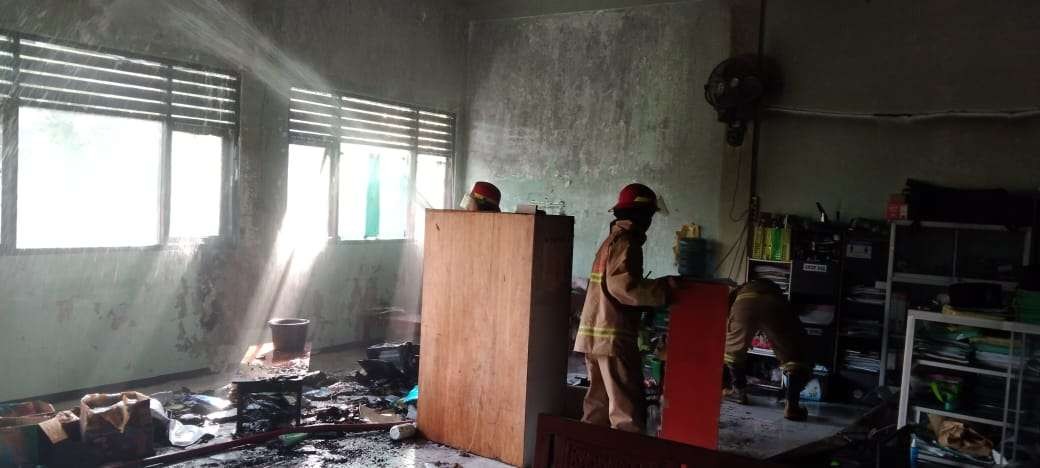 Tim Damkar Bojonegoro saat membantu pemadaman di salah satu ruangan SMK Pemuda Taruna Ngraseh, Dander, Bojonegoro. (Foto: Dok. Damkar Bojonegoro/Ngopibareng.id)