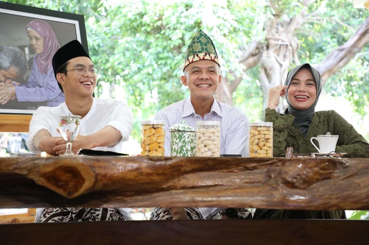 Gubernur Ganjar Pranowo bersama istri dan anaknya menggelar silaturahmi dengan warganya secara virtual. (Foto: dok. Humas Pemprov Jateng)