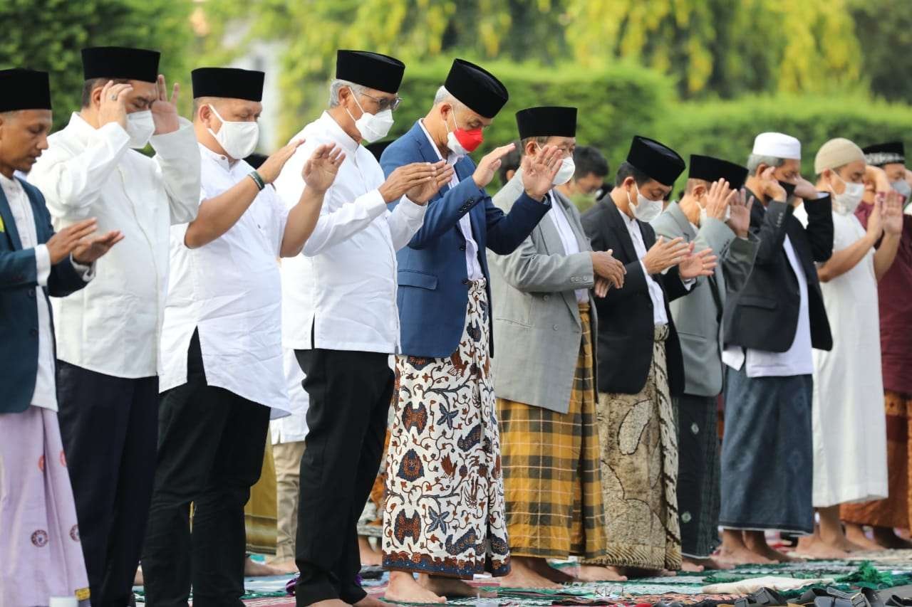 Gubernur Jawa Tengah, Ganjar Pranowo saat salat Id di Lapangan Pancasila Simpang Lima, Semarang. (Foto: dok. Humas Pemprov Jateng)