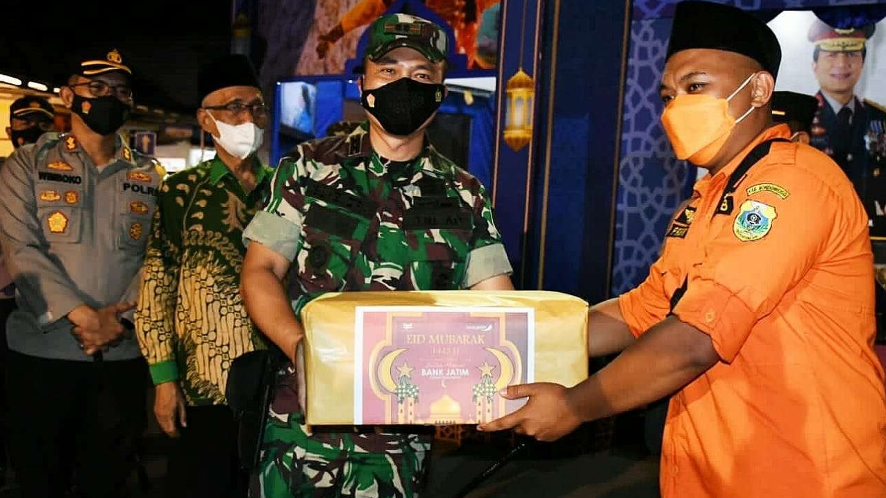 Dandim 0822 Letkol Arm Suhendra Chipta didampingi Kapolres Bondowoso AKBP Wimboko membagikan bingkisan Lebaran di Pos Pam. (foto:guido/ngopibareng.id)