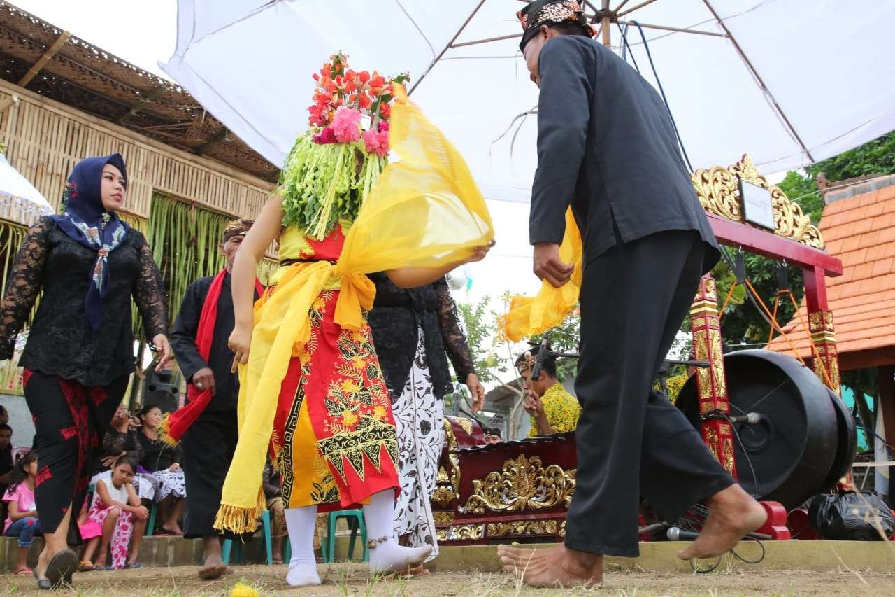 Ritual Seblang Olehsari yang digelar masyarakat Desa Olehsari, Kecamatan Glagah Banyuwangi, pada bulan Syawal. (Foto: Istimewa)