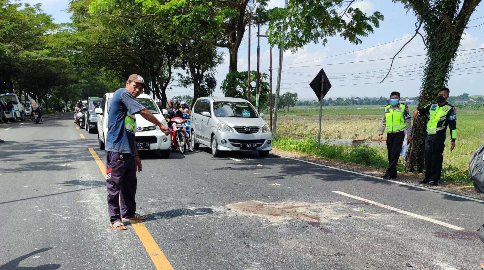 Petugas dari Unit Laka Satlantas Polres Tuban saat melakukan Olah TKP (Foto: Dok Polres Tuban)