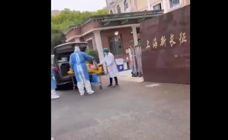 Seorang lansia penghuni salah satu panti jompo di Shanghai dikirim ke rumah pemakaman di dalam kantong jenazah dalam keadaan hidup. (Foto: Twitter)