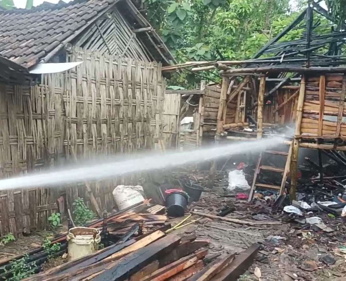 Tim Satpol PP dan Damkar Pos Jatirogo saat melakukan upaya pemadaman gudang penyimpanan barang bekas (Foto: dok. Satpol PP dan Damkar Tuban)