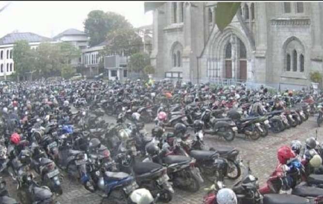 Halaman Gereja Katedral dipenuhi kendaraan jemaah salat Idul Fitri di Masjid Istiqlal Jakarta. (Foto: ist)