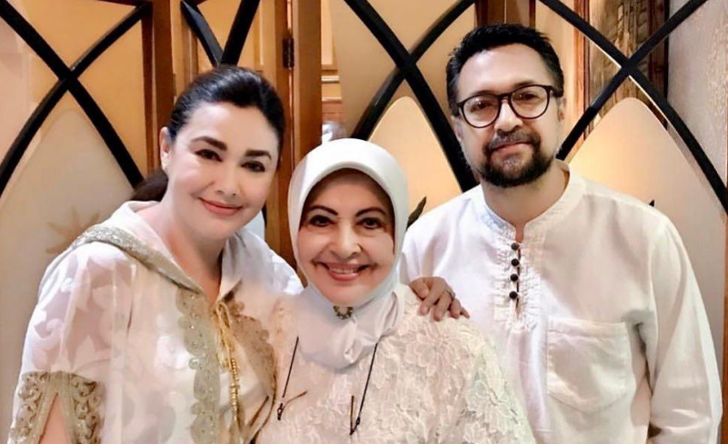 Foto kenangan artis senior Mieke Wijaya bersama putrinya, Nia Zulkarnen, dan suaminya, Ari Sihasale alias Ale. (Foto: Instagram @miekewijaya.z)