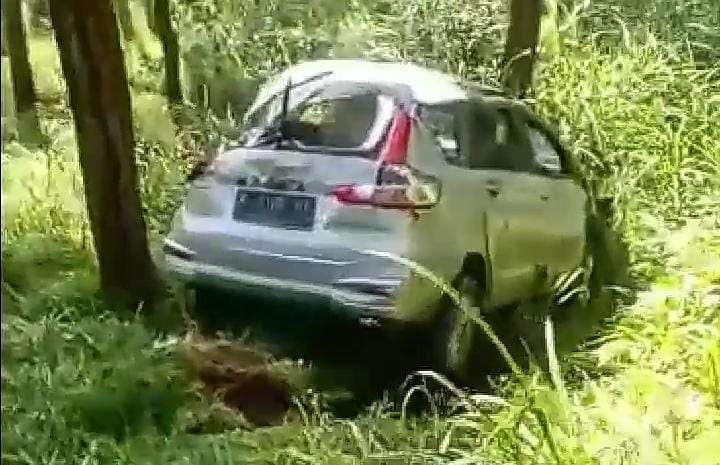 Mobil Ertiga nyungsep sepulang berlebaran. (Foto: Istimewa)