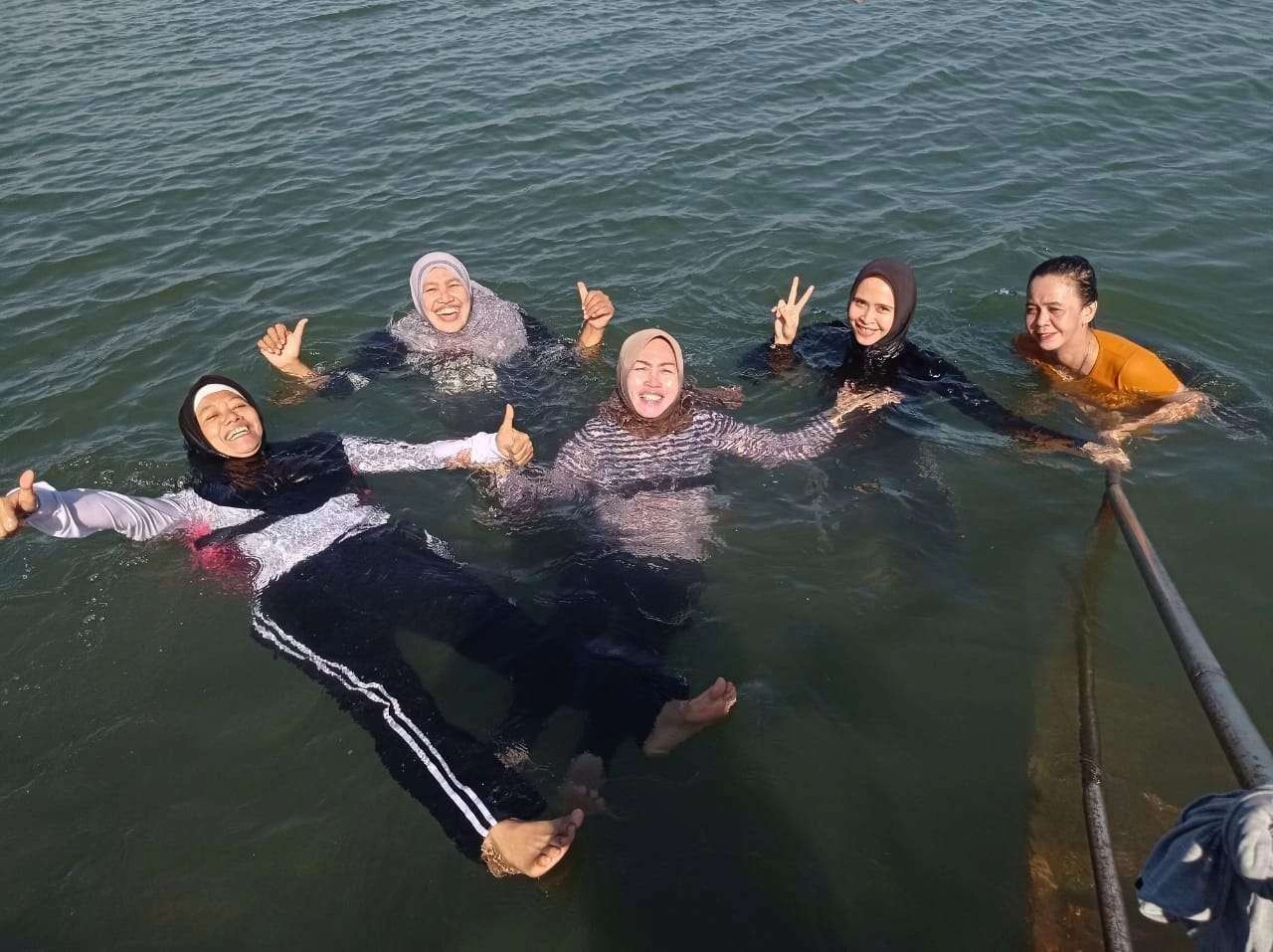 Warga berendam (kumkum) di kawasan Pelabuhan Perikanan Pantai (PPP) Mayangan, Kota Probolinggo. (Foto: Ikhsa Mahmudi/Ngopibareng.id)