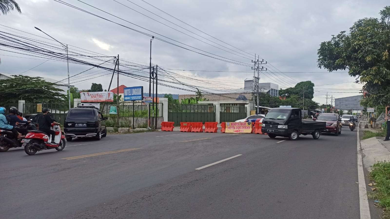 Polisi mengalihkan kendaraan dari arah kota Banyuwangi melewati jalur lingkar Ketapang. (Foto: Muh Hujaini/Ngopibareng.id)