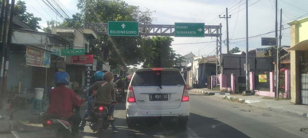 Perempatan Kecamatan Padangan, Bojonegoro, salah satu jalur mudik yang rawan macet.(Foto: Sujatmiko/ Ngopibareng.id)