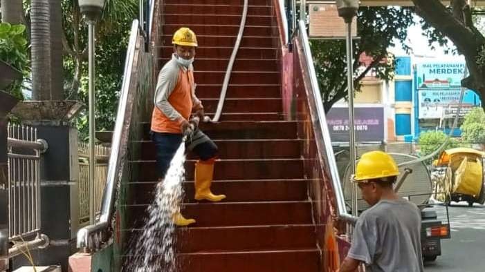 Proses pembersihan di salah satu titik fasilitas publik di Kota Malang, Jawa Timur. (Foto: Istimewa)