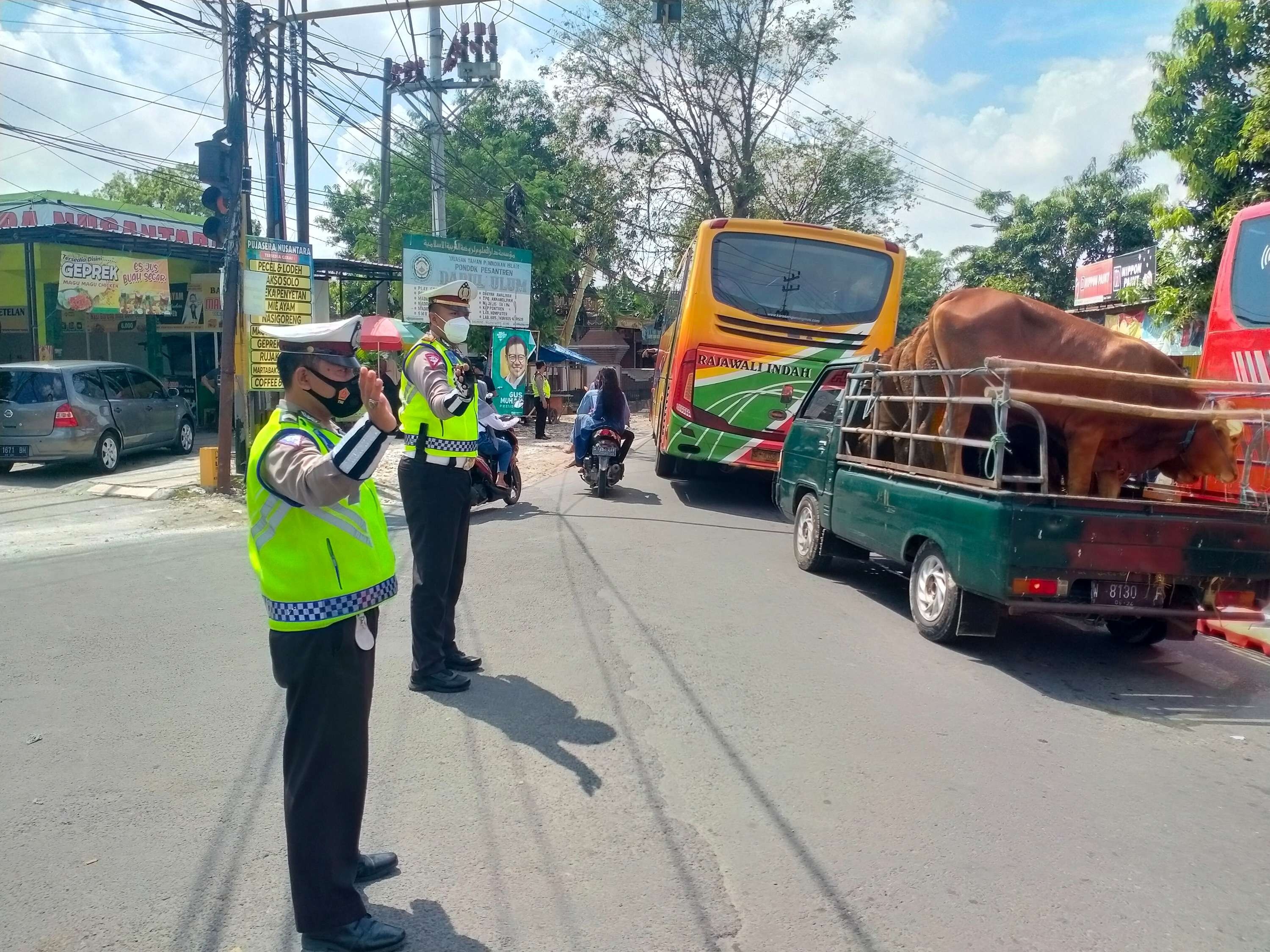 Perempatan Kecamatam Padangan, Bojonegoro, salah satu jalur mudik yang rawan macet. (Foto: Sujatmiko/Ngopibareng.id)