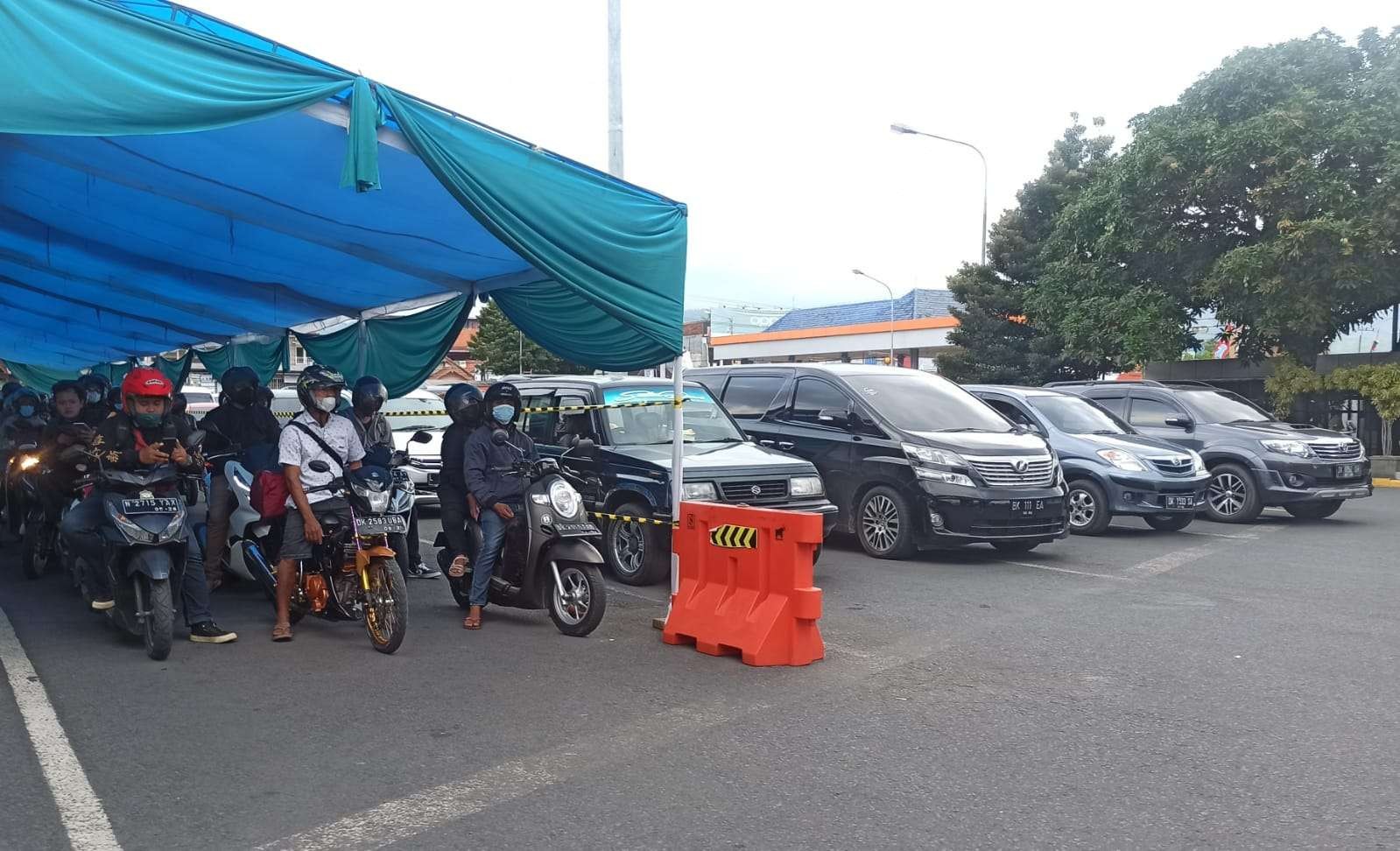 Sejumlah kendaraan roda dua dan roda empat bersiap masuk ke kapal penyeberangan di pelabuhan ketapang (Foto: Muh Hujaini/Ngopibareng.id)