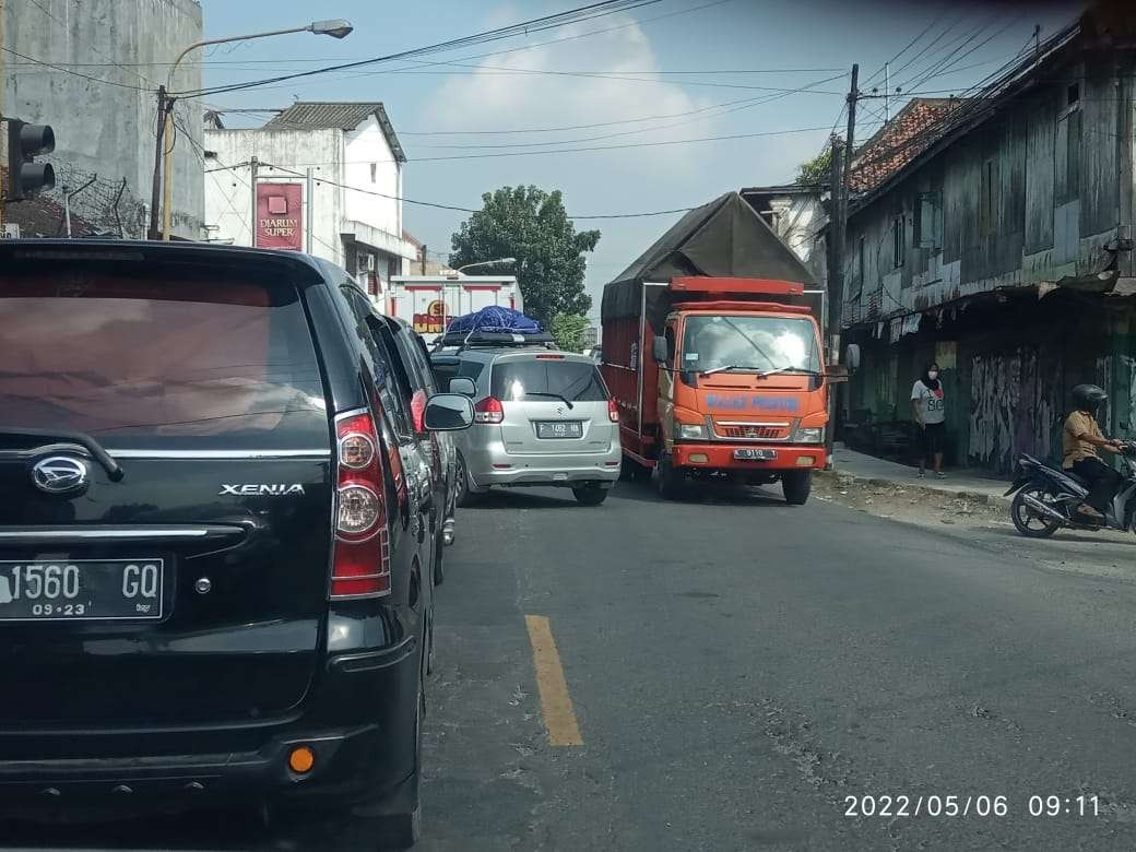 Kendaraan menumpuk di Perempatan Psdangan, Bojonegoro.(Foto: Sujatmiko/ngopibareng.id)