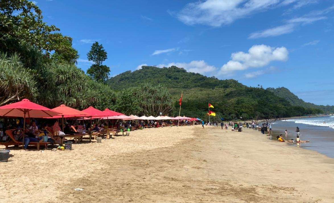 Destinasi wisata pantai Pulau Merah menjadi salah satu detinasi yang paling banyak dikunjungi wisatawan selama libur lebaran (foto:istimewa)