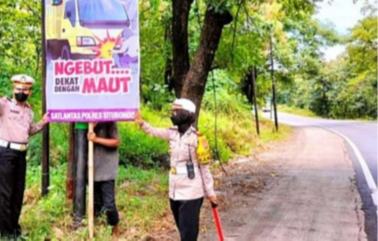 Rambu peringatan dan imbauan SatLantas Polres Situbondo terpasang di Jalur Pantura Situbondo. (Foto: Guido Saphan/Ngopibareng.id)