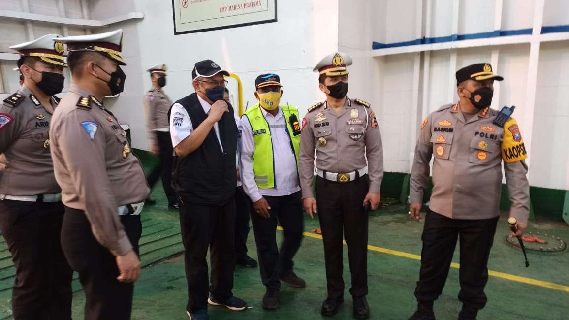 Pamatwil Jawa Timur Kombespol Indra Jafar didampingi Kapolresta Banyuwangi Kombespol Nasrun Pasaribu meninjau salah satu kapal penyeberangan yang sedang muat di Pelabuhan Ketapang (foto: Muh Hujaini/Ngopibareng.id)