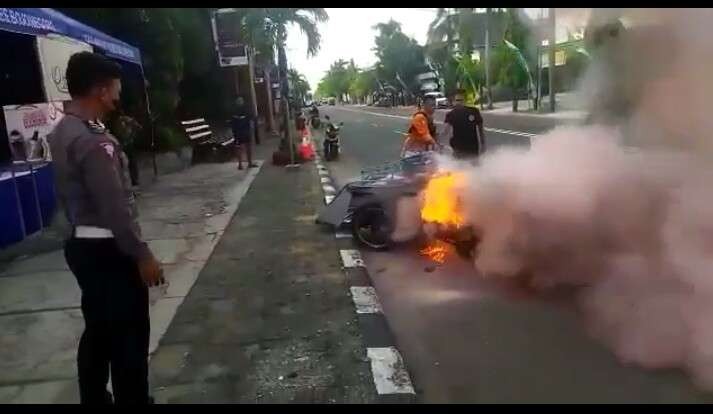 Becak motor yang terbakar tepat di depan Posko Lebaran di depan Terminal Rajekwesi, Bojonegoro.(Foto: dok. Damkar Bojonegoro/Ngopibareng.id)