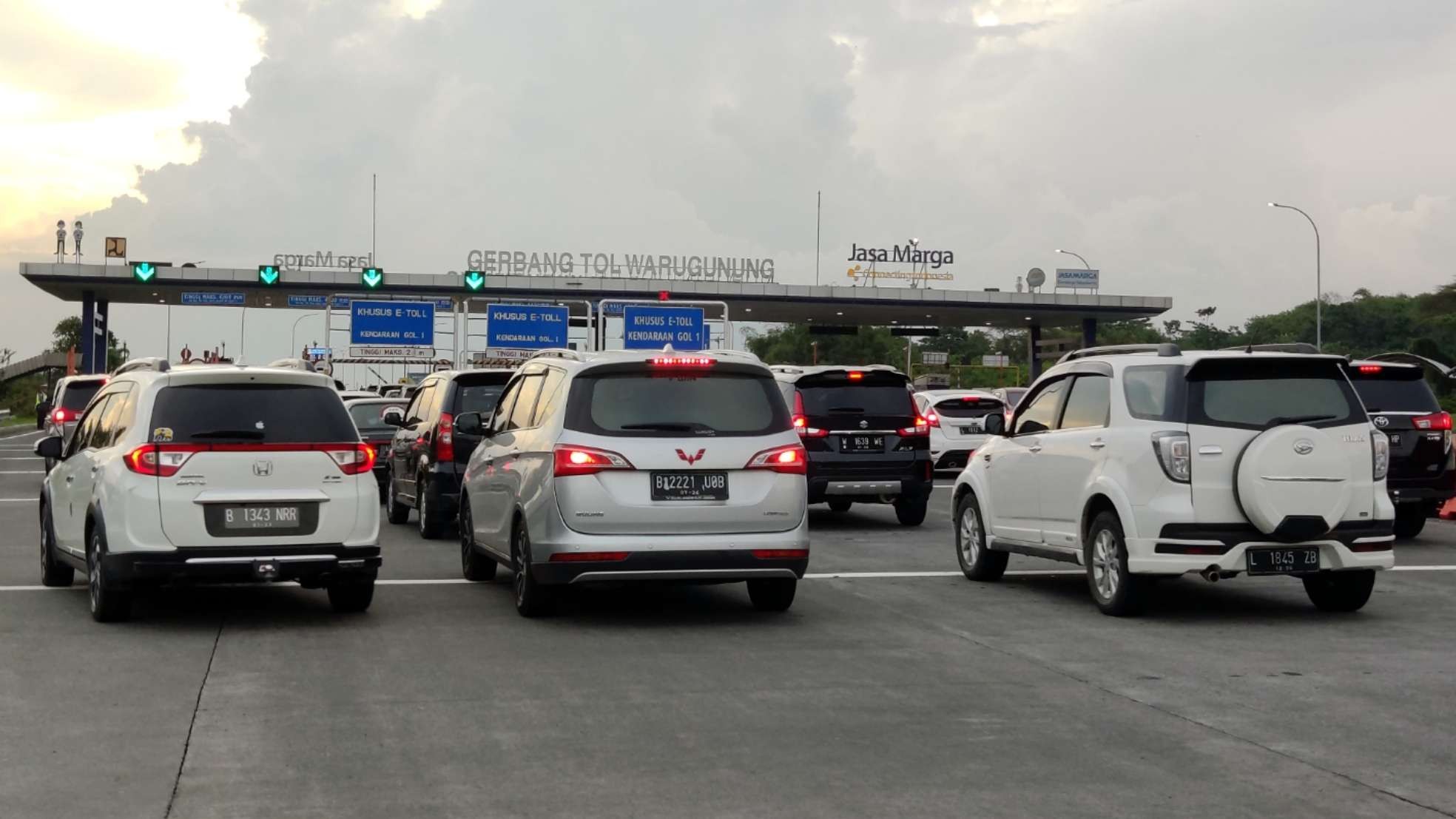 Situasi Gerbang Tol Warugunung, Sabtu 7 Mei 2022 sore. (Foto: Fariz Yarbo/Ngopibareng.id)