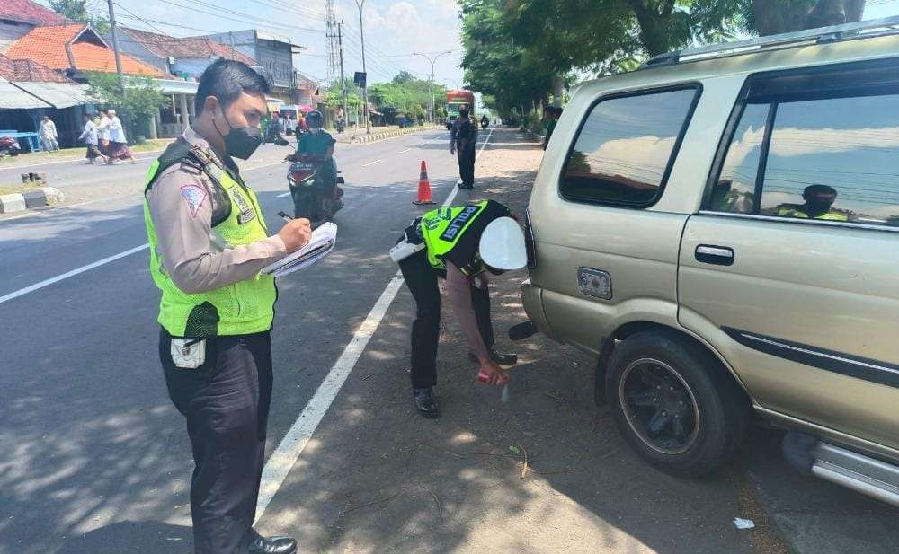 Sebuah mobil Isuzu Panther menabrak nenek pejalan kaki di Kabupaten Pasuruan. (Foto: Istimewa)