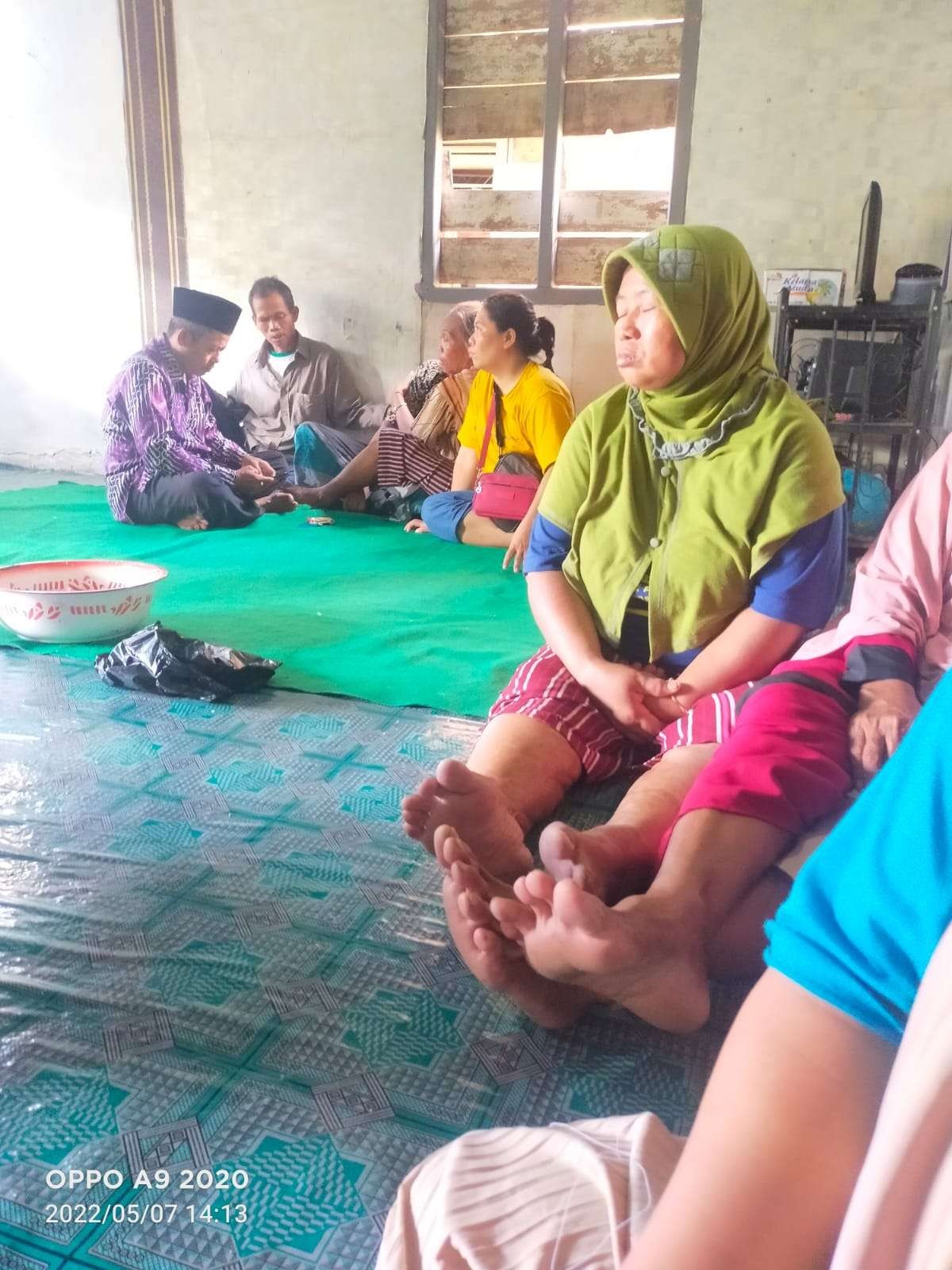 Keluarga menunggu kedatangan jenazah korban di rumah orang tuanya di Desa Sukorejo Kecamatan Tambakrejo, Bojonegoro.(Foto: Istimewa)