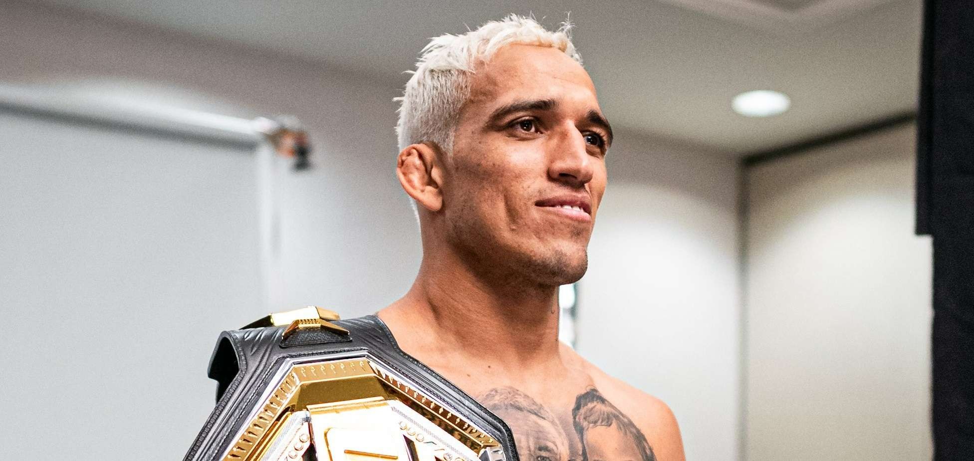 Charles Oliveira saat memamerkan sabuk juara kelas ringan UFC. (Foto: Twiter/@CharlesDoBronx)