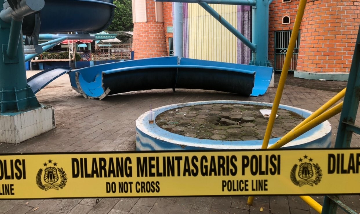 Police line yang terpasang disekitar perosotan yang ambruk (Foto: Andhi Dwi/Ngopibareng.id)