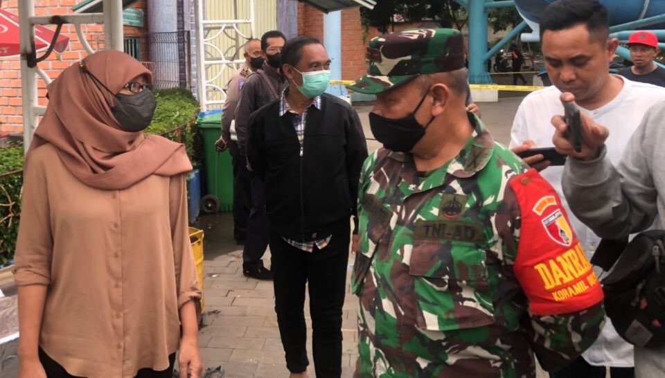 Dinas Pemkot Surabaya saat mengecek kondisi perosotan Kenpark yang ambrol (Foto: Andhi Dwi/Ngopibareng.id)