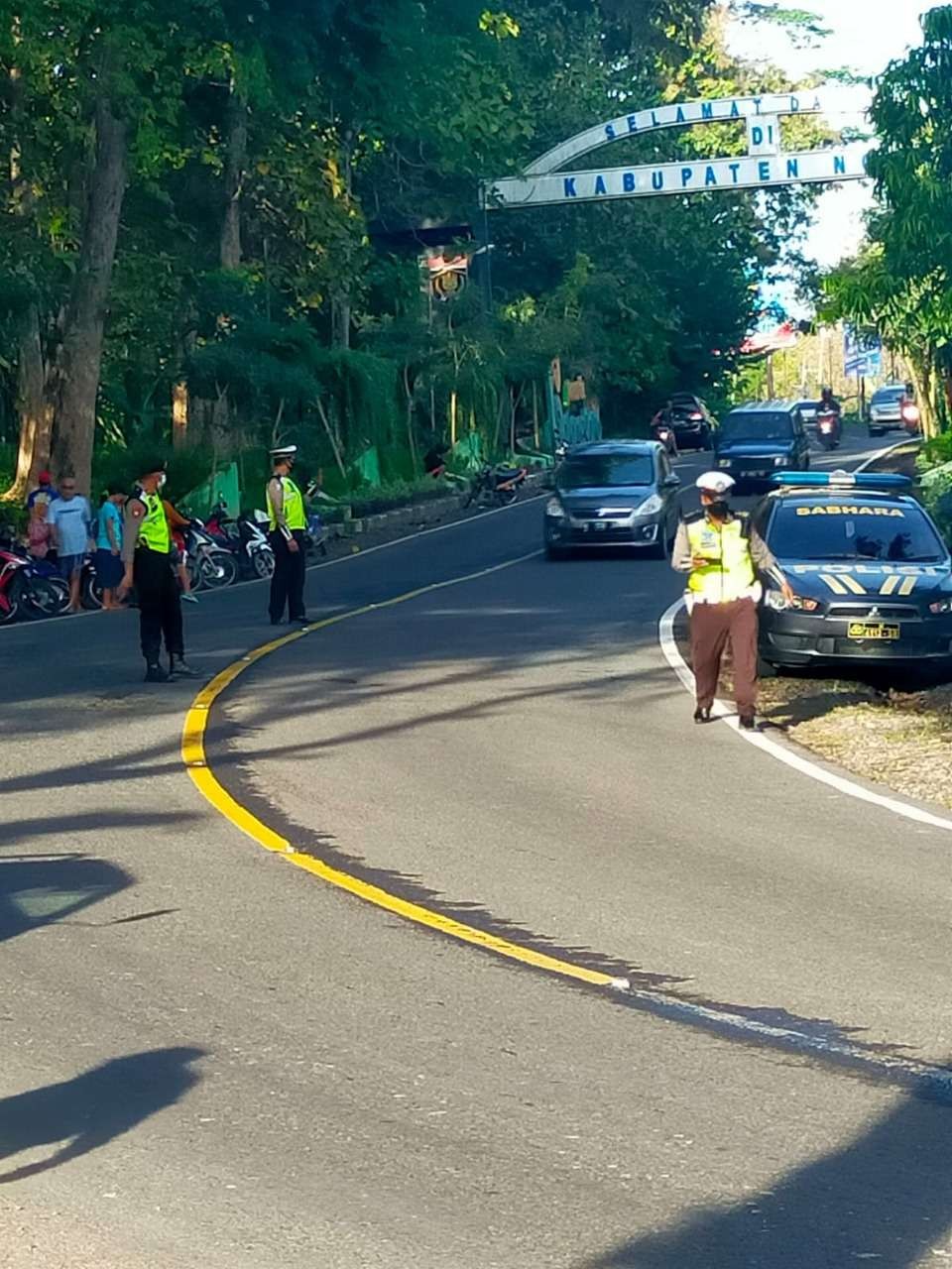 Anggota Satlantas Polres Bojonegoro berjaga-jaga di jalur perbatasan Bojonegoro-Ngawi, tepatnya di Kecamatan Margomulyo. (Foto: Dok Humas Polres Bojonegoro)