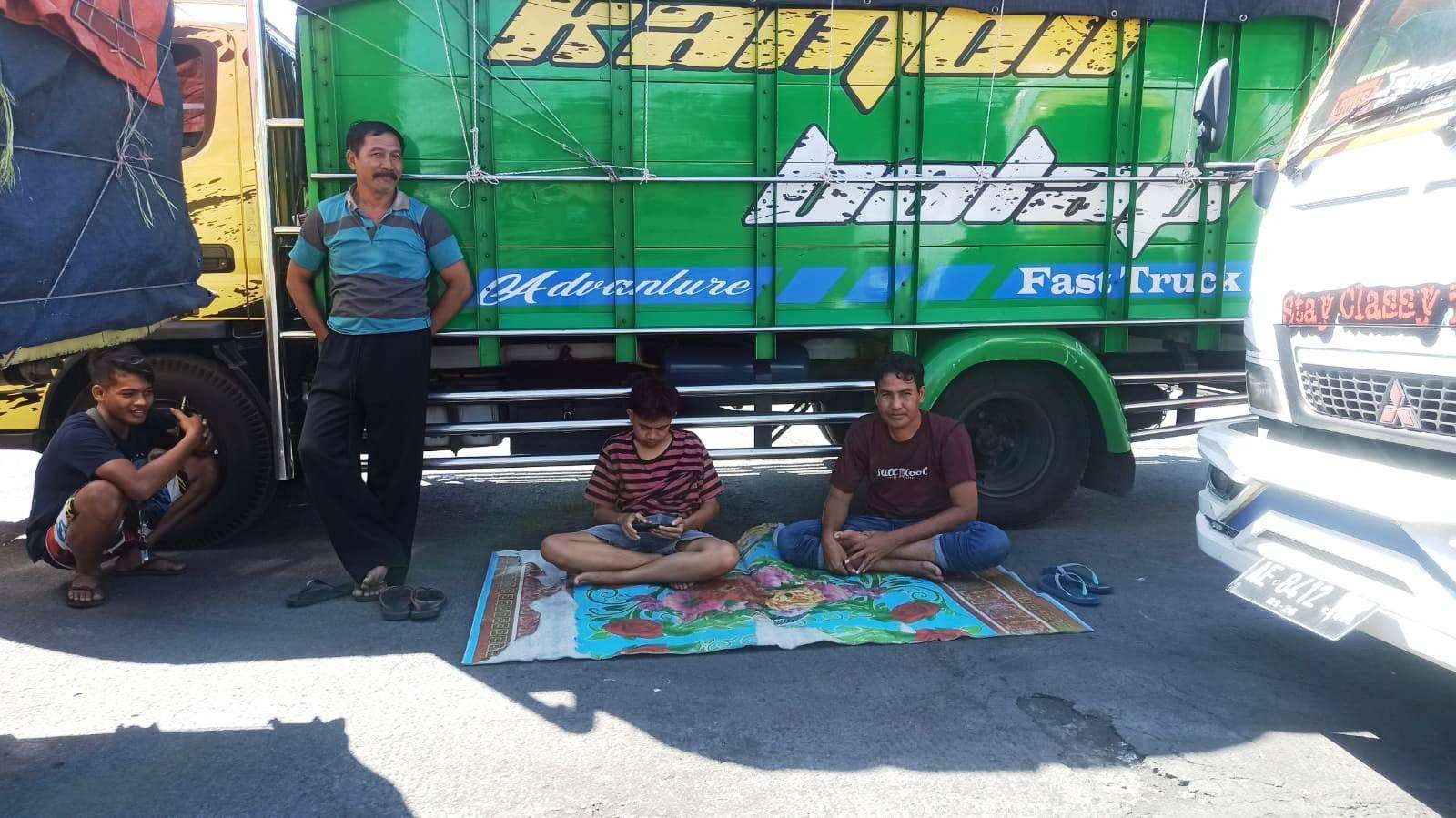 Sejumlah sopir yang akan menyeberang ke Lombok memilih menunggu di area parkir dermaga LCM Pelabuhan Ketapang. (Foto: Muh Hujaini/Ngopibareng.id)