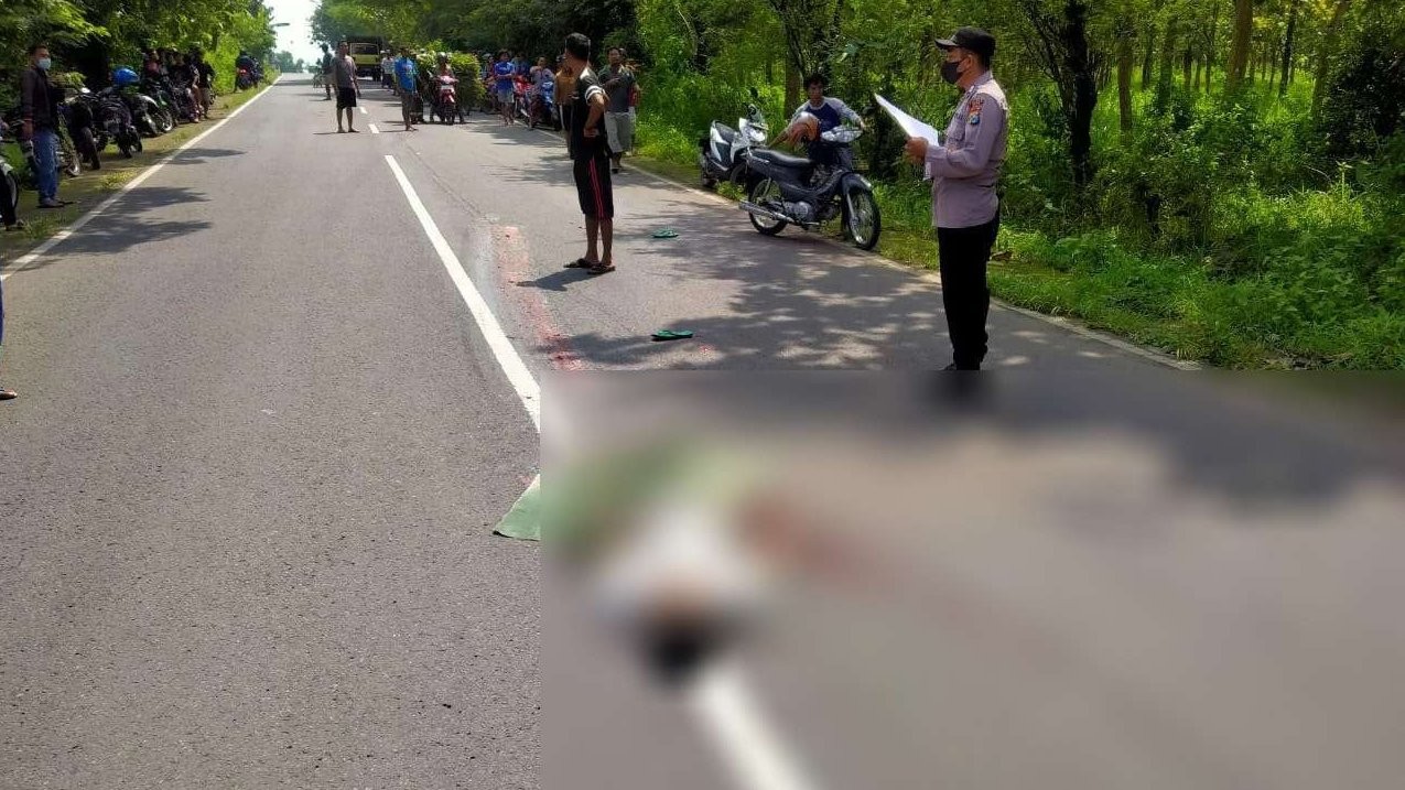 Petugas kepolisian saat mendatangi lokasi kejadian untuk mengevakuasi korban (Foto: Dok Satlantas Polres Tuban)