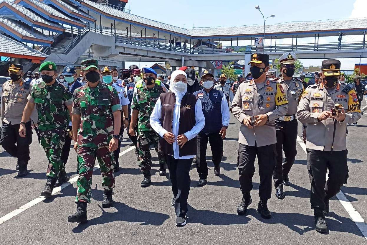 Gubernur Jawa Timur Khofifah Indar Parawansa bersama Forkopimda Jawa Timur meninjau arus balik di Pelabuhan Ketapang, Banyuwangi. (Foto: Muh Hujaini/Ngopibareng.id)