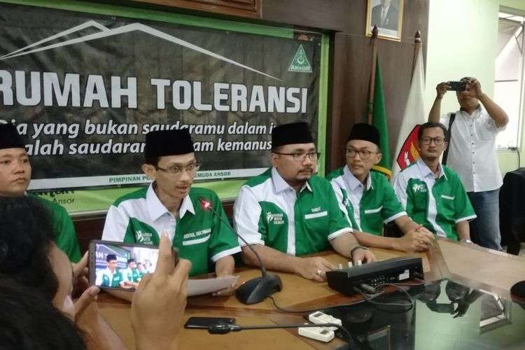 Sekjen GP Ansor Abdul Rochman (paling kiri) bersama Ketua Umum GP Ansor Yaqut Cholil Qoumas (tengah) dalam konferensi pers di gedung PP GP Ansor, Jakarta, Rabu 24 Oktober 2018. (Foto: Istimewa)