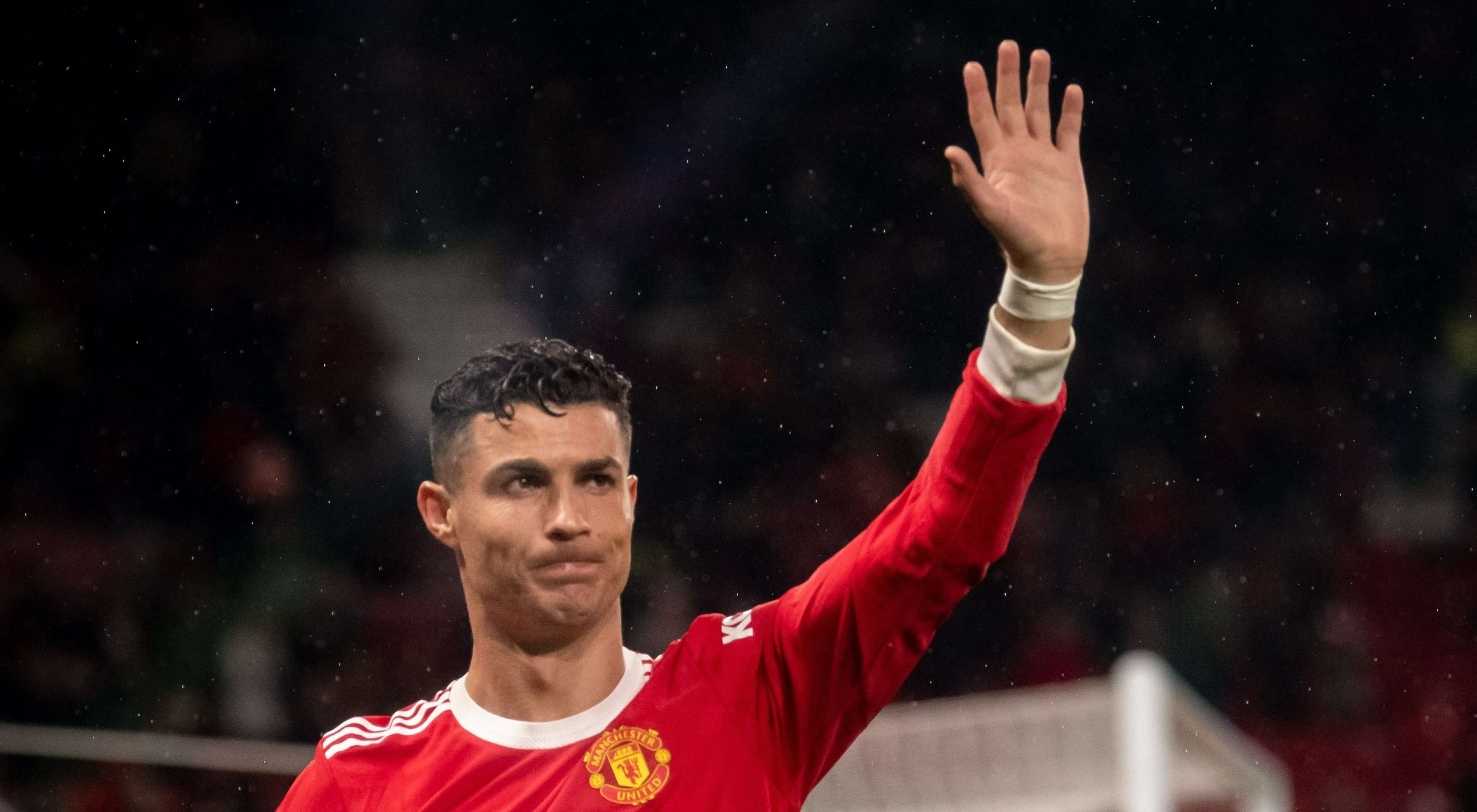 Cristiano Ronaldo melambaikan tangan kepada penggemar MU usai timnya takluk 0-4 dari Brighton, Sabtu 7 Mei 2022. (Foto: Twitter/@ManUtd)