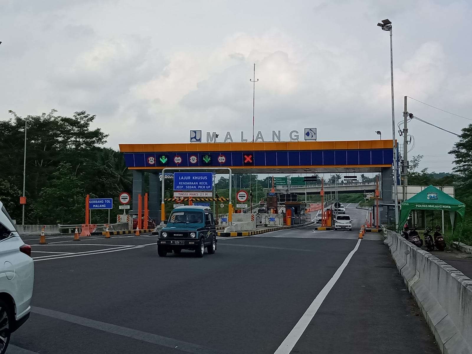 Arus kendaraan di ruas Exit Tol Madyopuro, Kota Malang (Foto: Lalu Theo/ngopibareng.id)