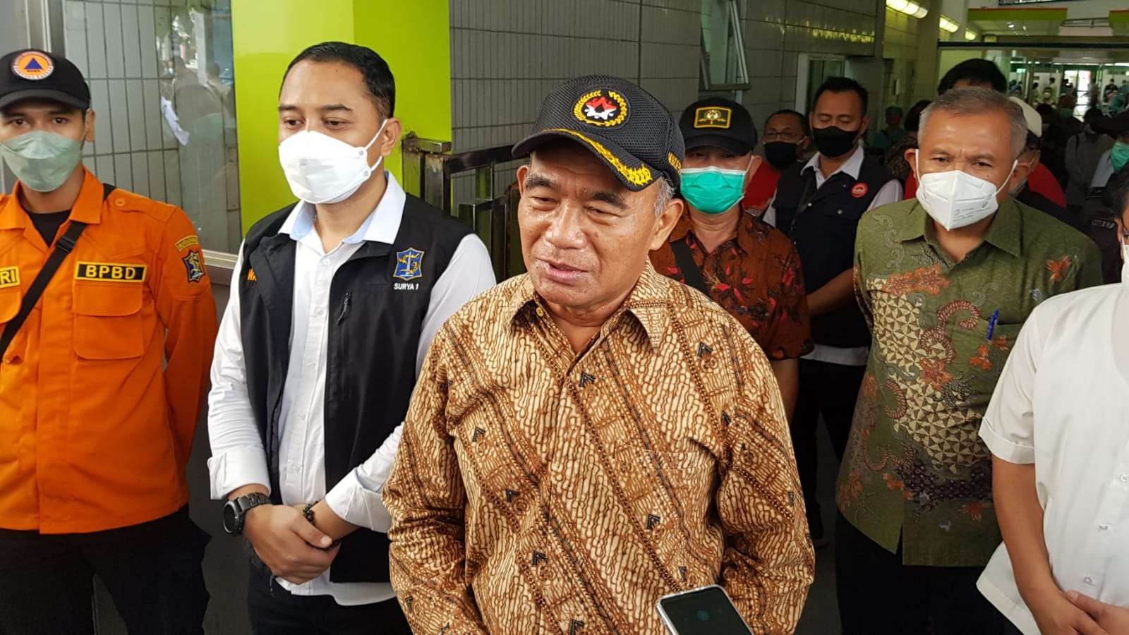 Menko PMK RI, Muhadjir Effendy usai membesuk korban insiden ambrolnya seluncuran kolam renang Kenjeran Park (Kenpark) di RSUD Dr Soetomo, Surabaya, Minggu 8 Mei 2022. (Foto: Fariz Yarbo/Ngopibareng.id)