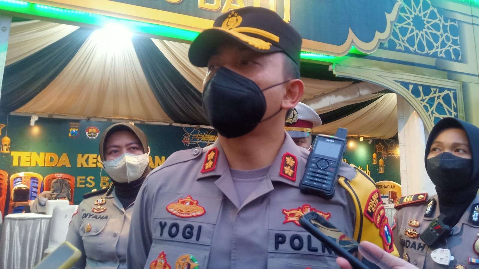 Kapolres Batu, AKBP I Nyoman Yogi Hermawan saat berada di pos pemantauan Lebaran (Foto: Lalu Theo/ngopibareng.id)