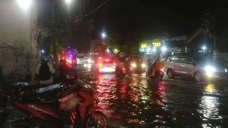 Banjir di Jalan Patimura Kota Bojonegoro. (Foto: Sujatmiko/Ngopibareng.id)