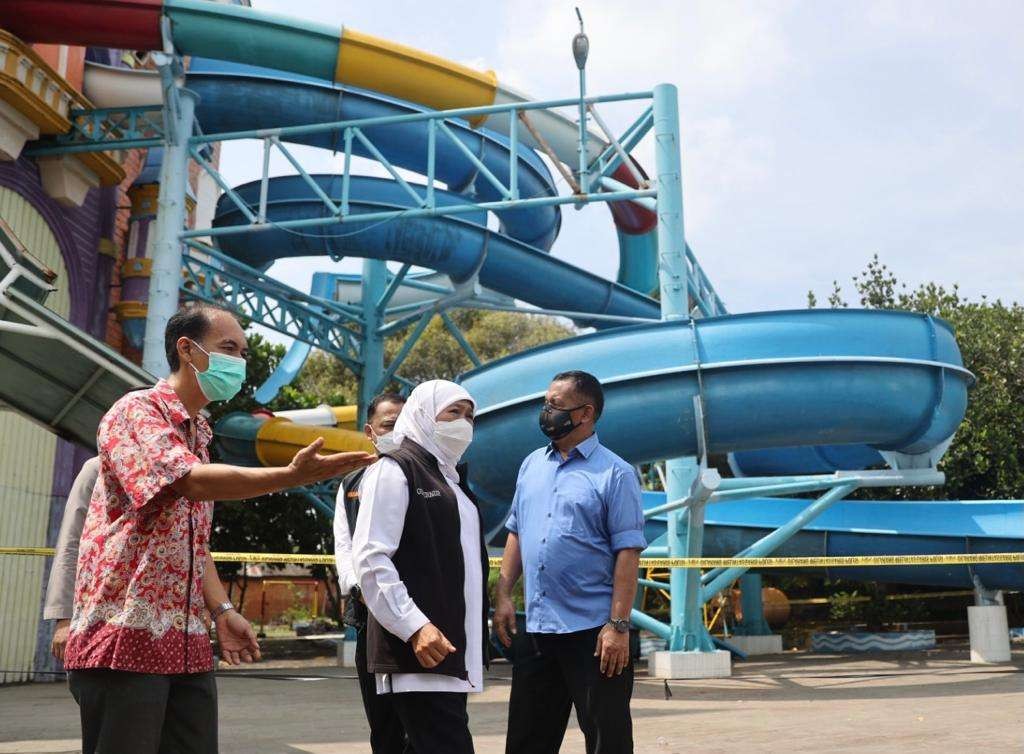 Gubernur Jatim, Khofifah Indar Parawansa saat meninjau lokasi kejadian ambrolnya seluncuran kolam renang Kenjeran Park, Surabaya, Minggu 8 Mei 2022. (Foto: Istimewa)