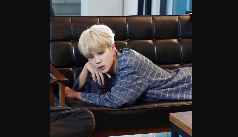 Jimin BTS pilih tiduran di sofa saat weekend atau libur kerja. (Foto: Istimewa)