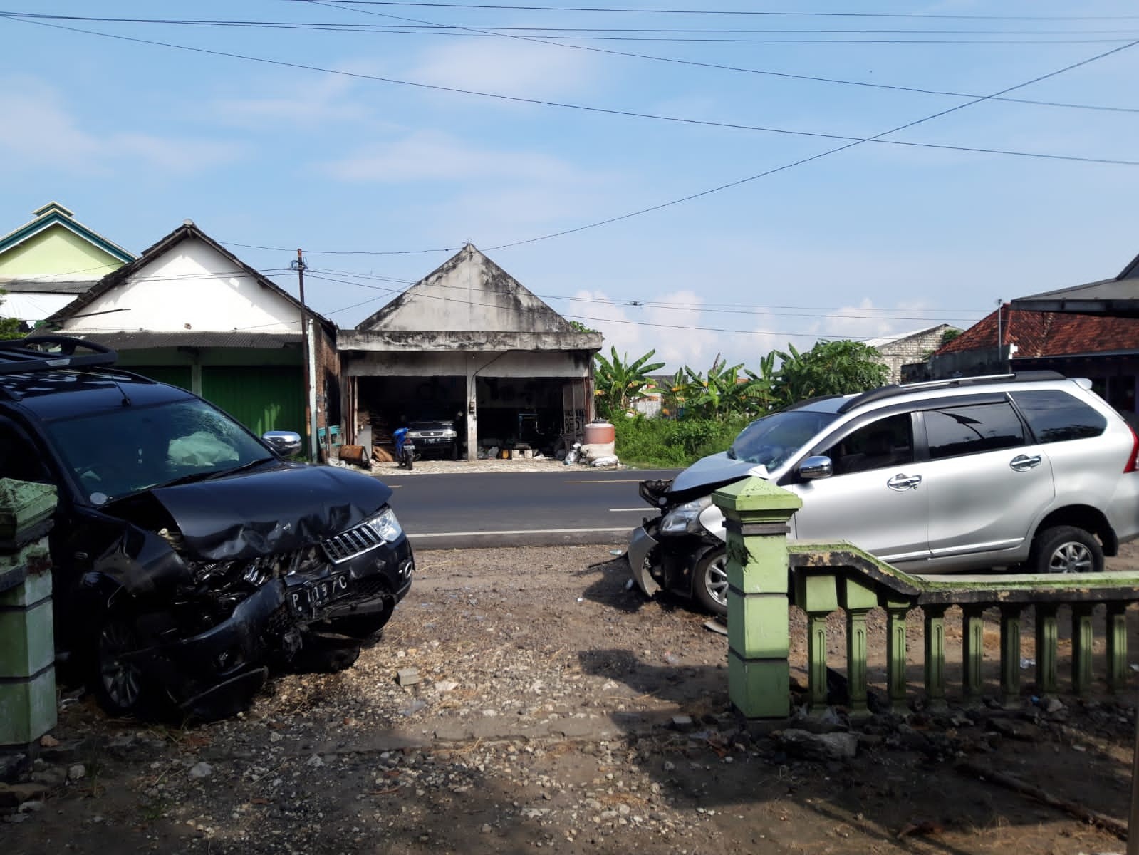 Kondisi dua mobil yang terlibat kecelakaan mengalami kerusakan bagian depan (Foto: Dok. Satlantas Polres Tuban)