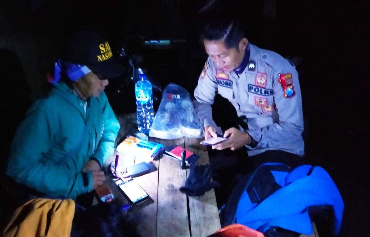 Petugas Kepolisian bersama SAR berkoordinasi untuk melakukan pencairan korban pada Sabtu malam (foto:istimewa)