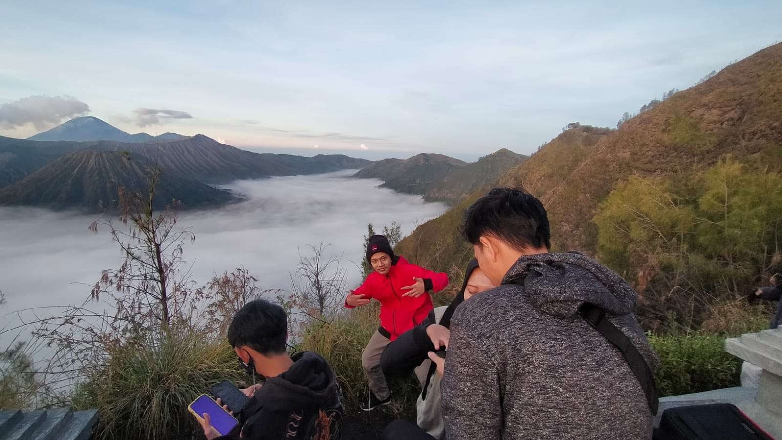 Wisawatawan Bromo menyaksikan matahari terbit (sunrise) dari Seruni Point, Desa Ngadisari, Kecamatan Sukapura, Kabupaten Probolinggo, Jawa Timur. (Foto: Ikhsan Mahmudi/Ngopibareng.id)